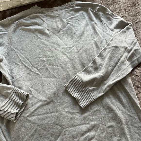 Banana Republic XL Extra Fine Merino Wool Gray V-Neck Sweater - Picture 5 of 5